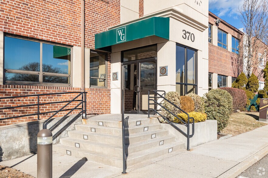 More Photos Of 370 Old Country Rd, Garden City Office For Sale