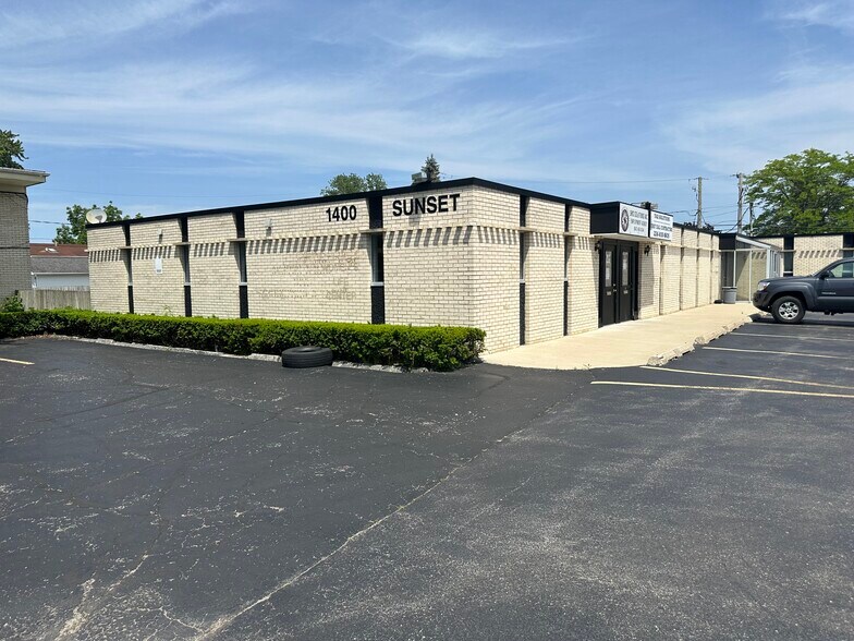More Photos Of 1400 Sunset Ave, Waukegan Office For Sale