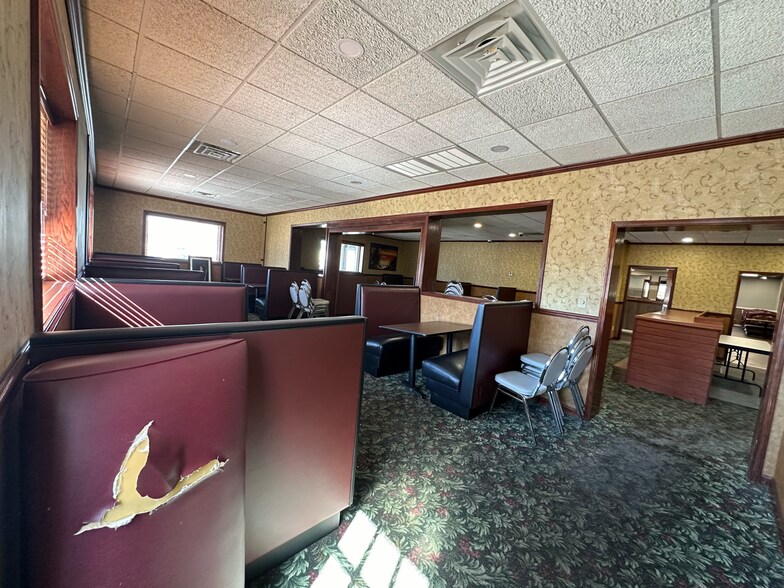 More Photos Of 102 E Park St, Taylorville Freestanding For Sale