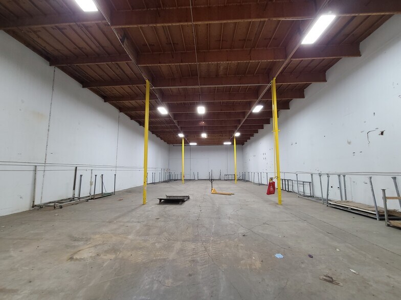 More Photos Of 3250 Palm Pky, Las Vegas Warehouse For Sale