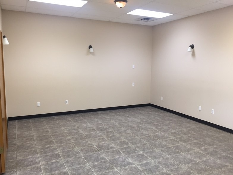 More Photos Of 5601 W Clearwater Ave, Kennewick General Retail For Lease