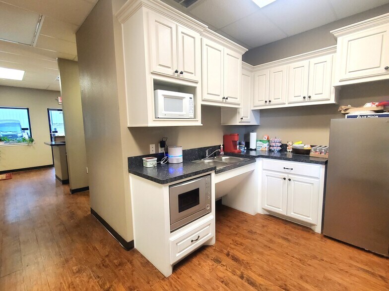 More Photos Of 2418 N Frazier St, Conroe Light Manufacturing For Lease