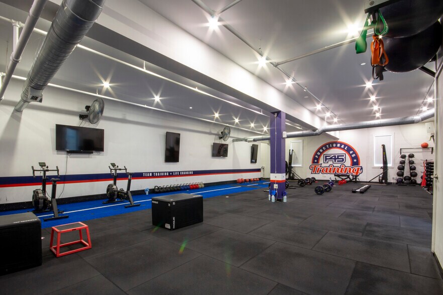 More Photos Of 15 Wellington St N, Hamilton Office For Sale