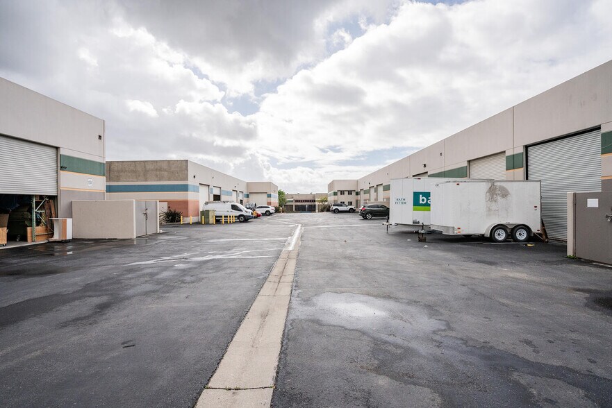 More Photos Of 4572 Telephone Rd, Ventura Warehouse For Lease