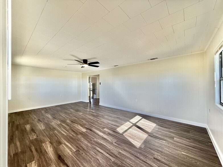 More Photos Of 5821 Limmer Loop, Hutto Warehouse For Lease