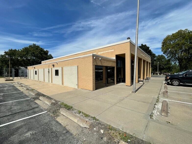 More Photos Of 9300 Blue Ridge Blvd, Kansas City Bank For Sale