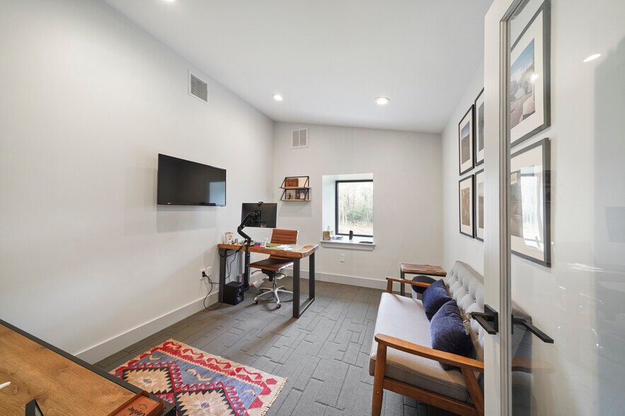 More Photos Of 12726 Moon Rd, Willis Loft Creative Space For Sale