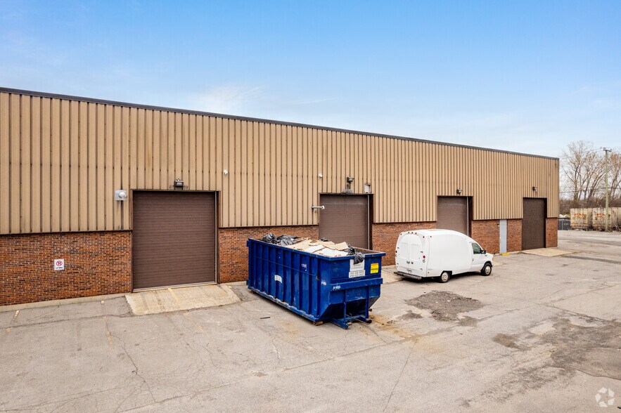 More Photos Of 835 Av Bancroft, Pointe-claire Manufacturing For Lease