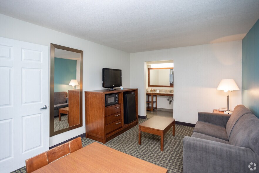More Photos Of 5425 Clarkins Dr, Austintown Hotel For Sale