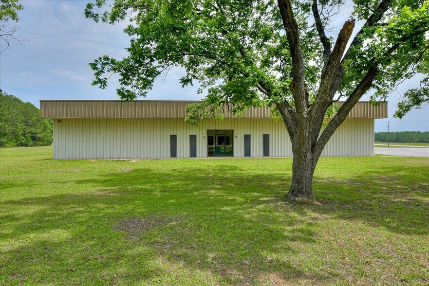 More Photos Of 1002 Commerce, Lincolnton Distribution For Sale