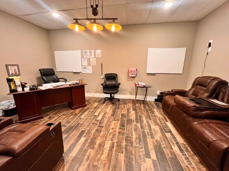 More Photos Of 810 Ohio Pike, Withamsville Office For Lease