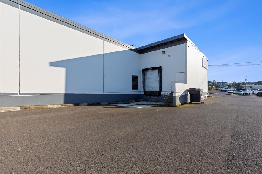 More Photos Of 156 NE 7th St, Newport Supermarket For Sale