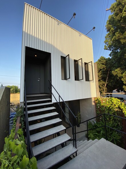 Primary Photo Of 5747-5749 Venice Blvd, Los Angeles Loft Creative Space For Lease