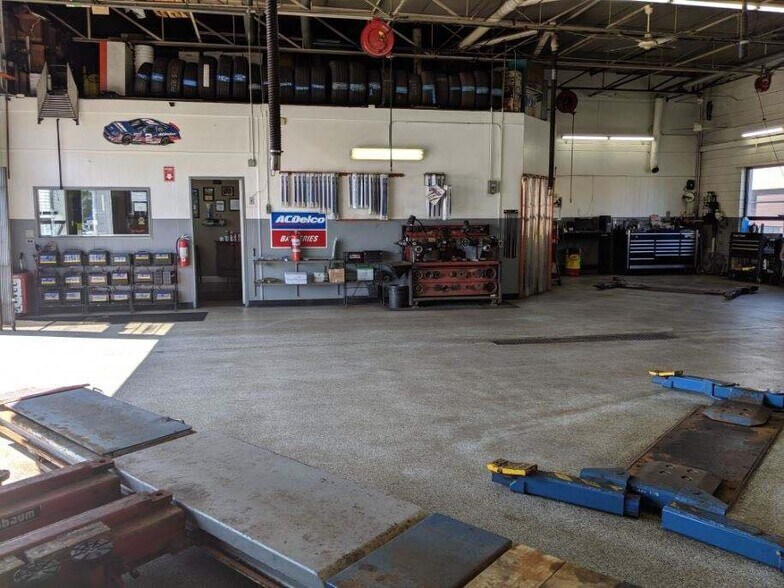 More Photos Of 3880 Industrial Ave, Rolling Meadows Auto Repair For Sale