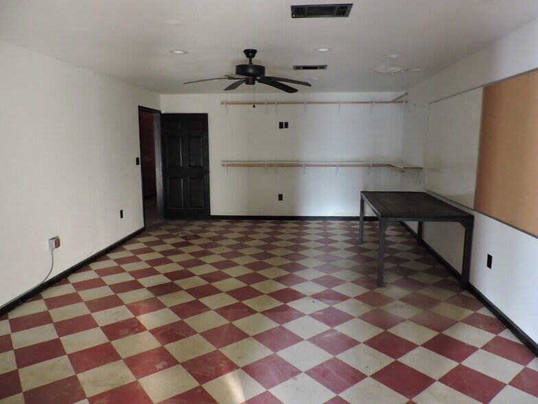 More Photos Of 920 W Mason St, Mabank Manufacturing For Sale