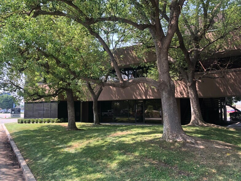 More Photos Of 2000 Oak St, Bakersfield Office For Lease