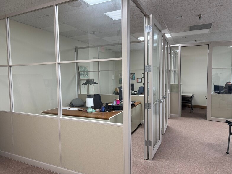 More Photos Of 1703 S Veterans Pky, Bloomington Warehouse For Lease