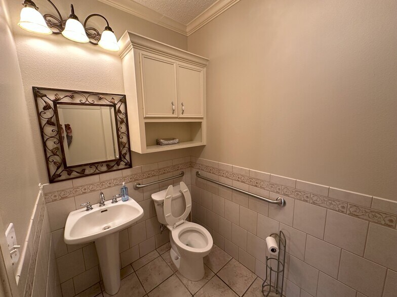 More Photos Of 2405 Broadway St, Lubbock Office For Sale