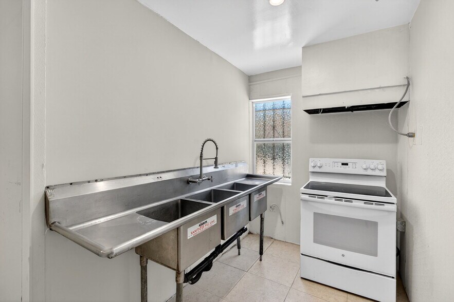 More Photos Of 4401 N 16th St, Phoenix Freestanding For Lease