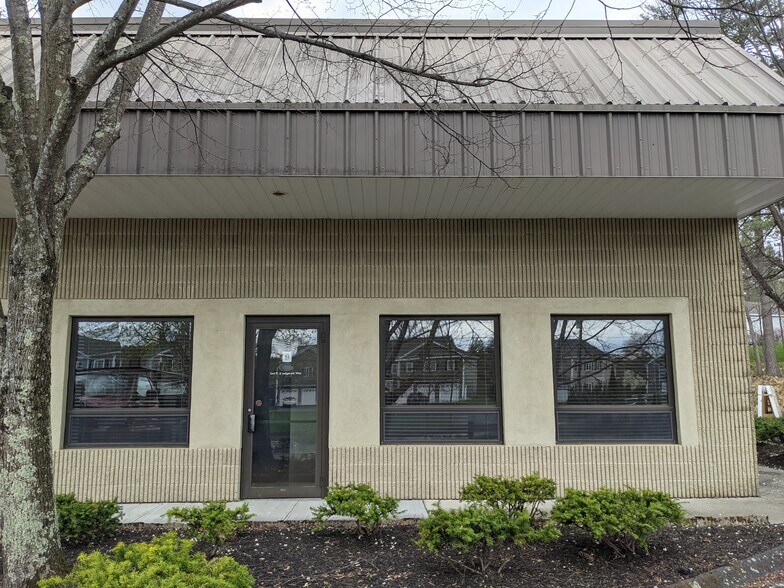 More Photos Of 6 Ledgerock Way, Acton Service For Lease