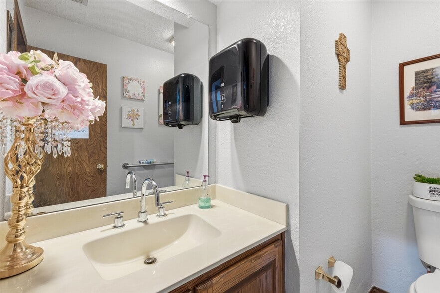 More Photos Of 1055 W Pioneer Pky, Grand Prairie Medical For Lease