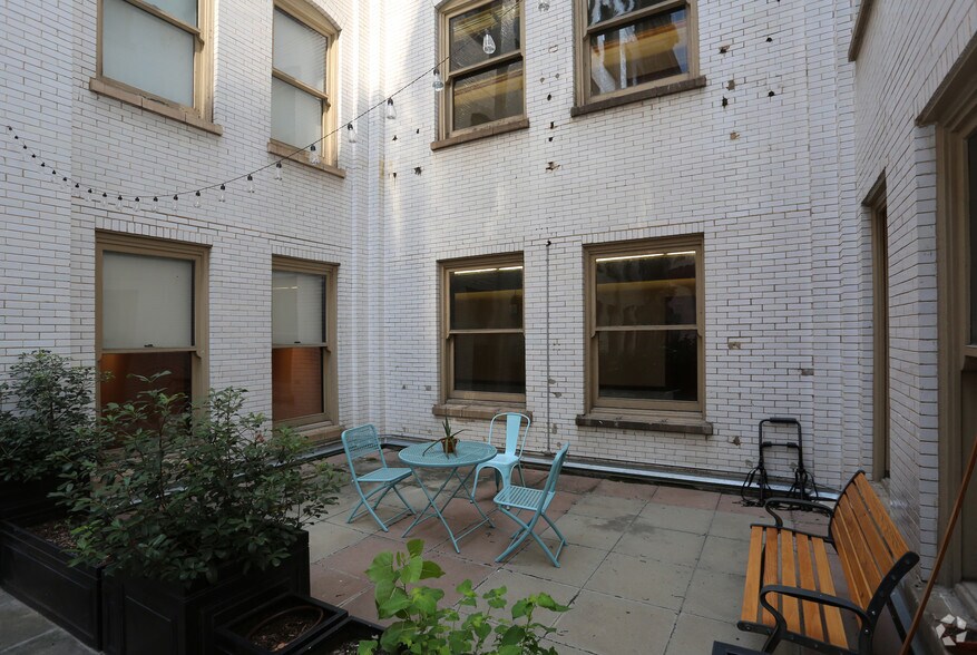 More Photos Of 1623 Main St, Dallas Apartments For Lease