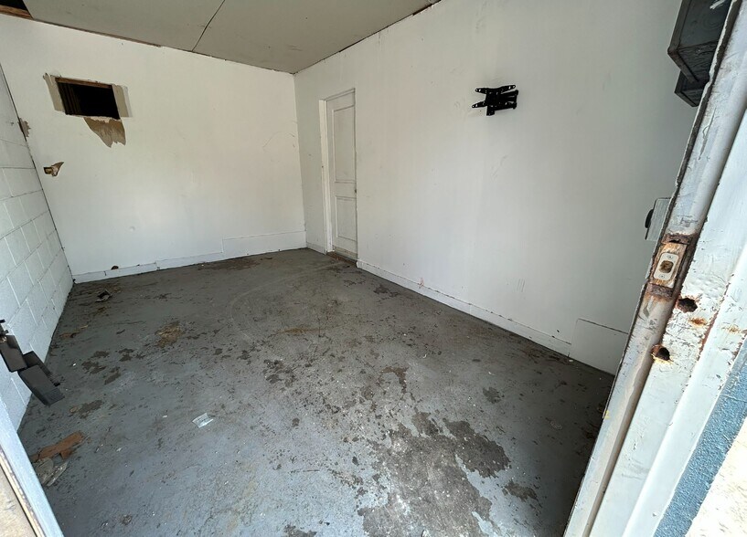 More Photos Of 8019 Richards St, Houston Warehouse For Sale