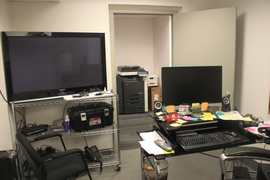More Photos Of 2475 Hollywood Blvd, Hollywood Office For Lease