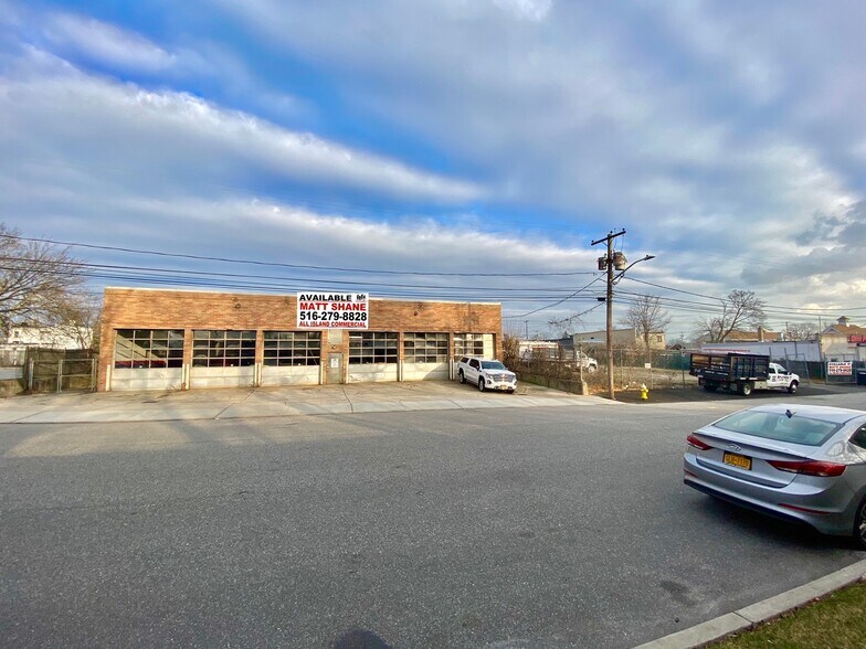 Primary Photo Of 1822-1836 Deer Park Ave, Deer Park Auto Repair For Sale