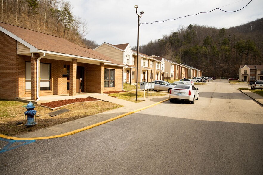 More Photos Of 77 Quail Holw, Inez Apartments For Sale
