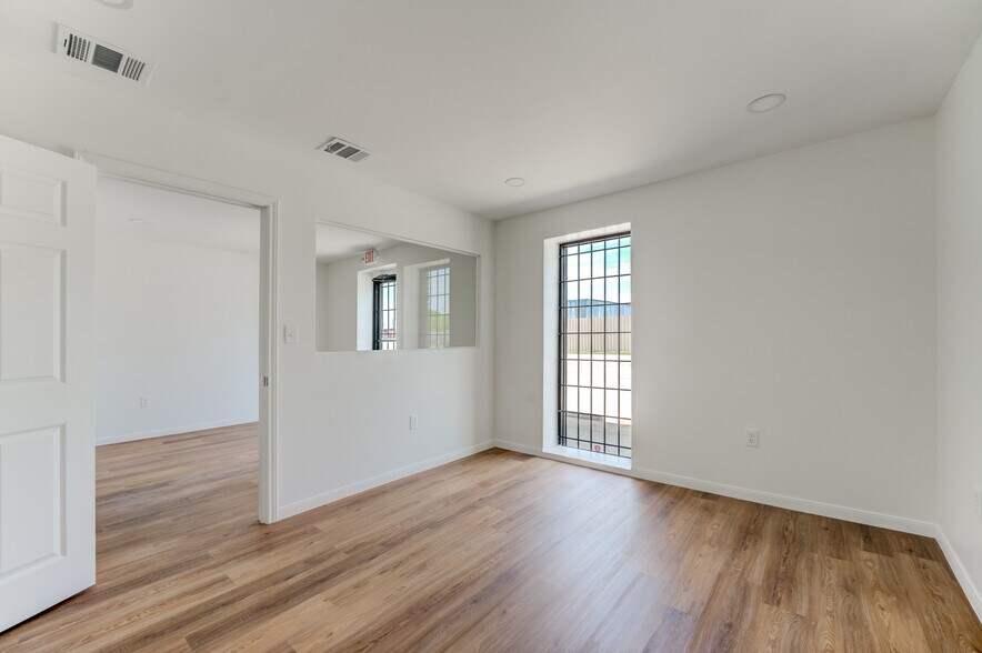 More Photos Of 10215 Papalote St, Houston Showroom For Lease