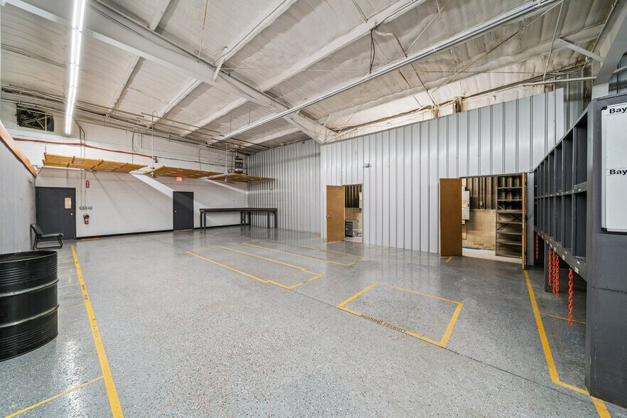 More Photos Of 8118 E 44th St, Tulsa Warehouse For Lease