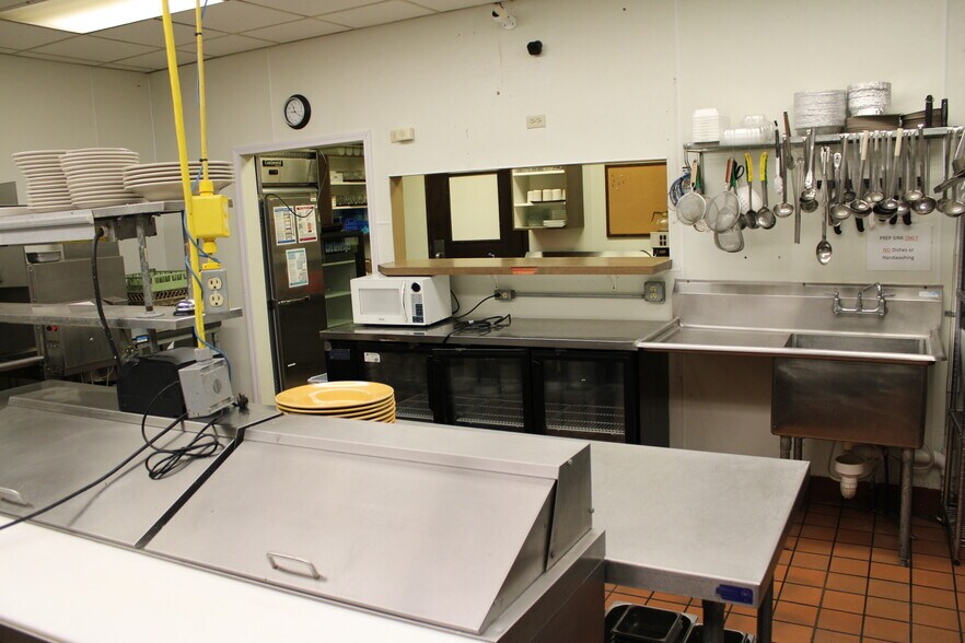 More Photos Of 160 W Scott St, Fond Du Lac General Retail For Sale