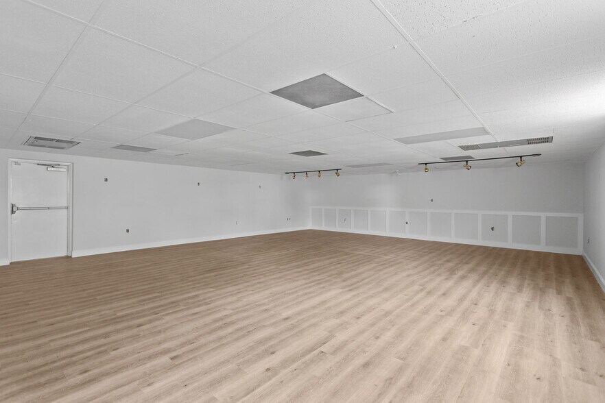 More Photos Of 384 Main st, Timberville Freestanding For Lease