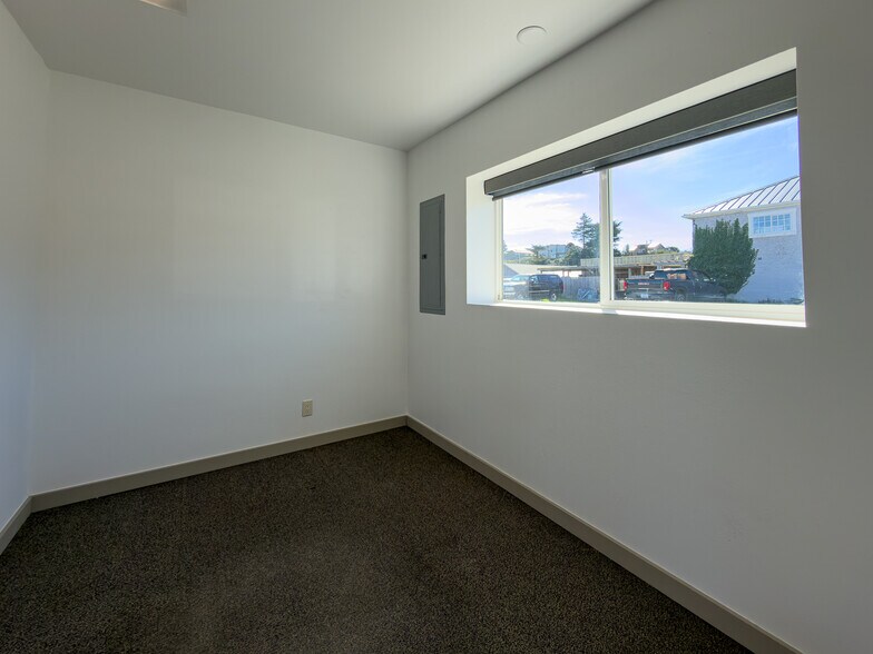 More Photos Of 125 Baltimore Ave SE, Bandon General Retail For Sale