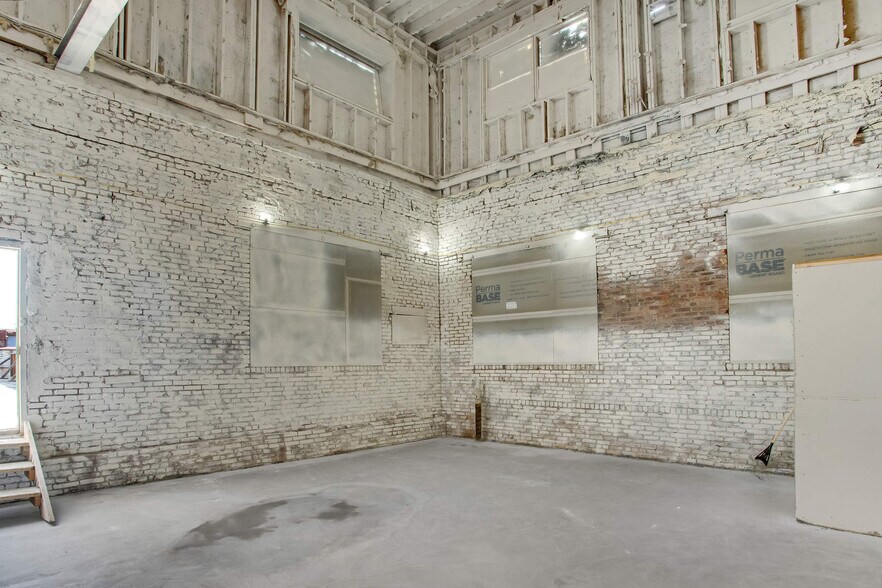 More Photos Of 335 Moffat St, Brooklyn Distribution For Lease