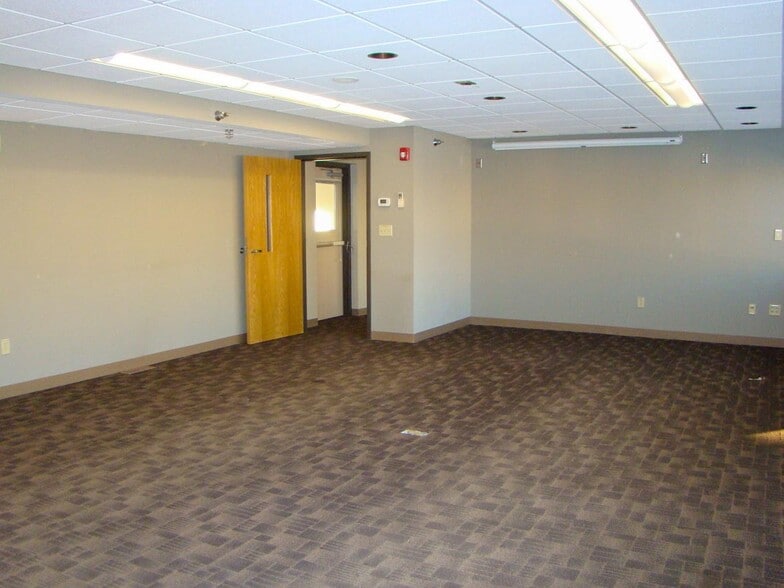 More Photos Of 112 7th St NE, Rochester Medical For Lease