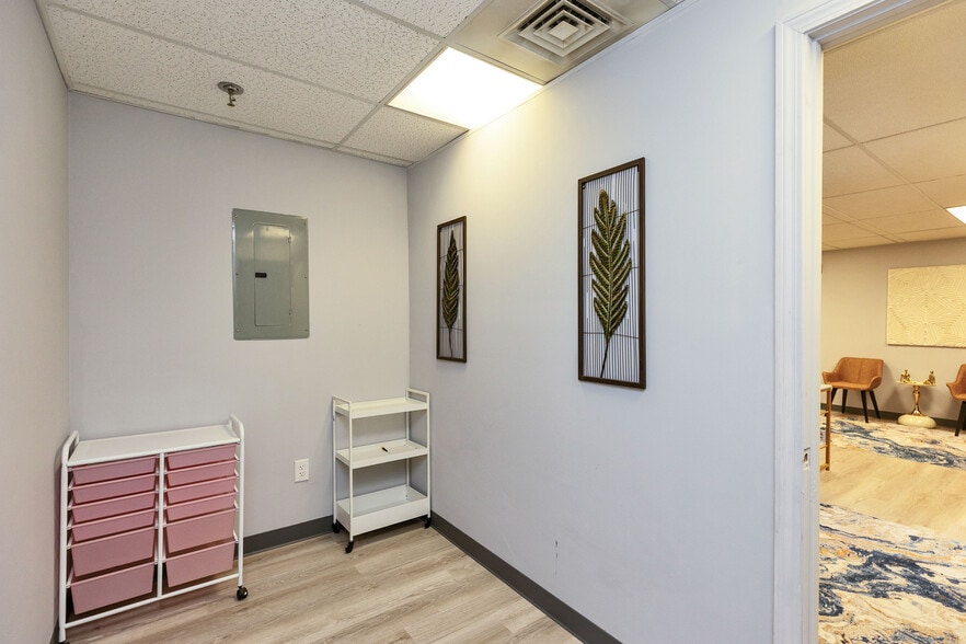 More Photos Of 254 N Broadway, Salem Storefront Retail Office For Sale