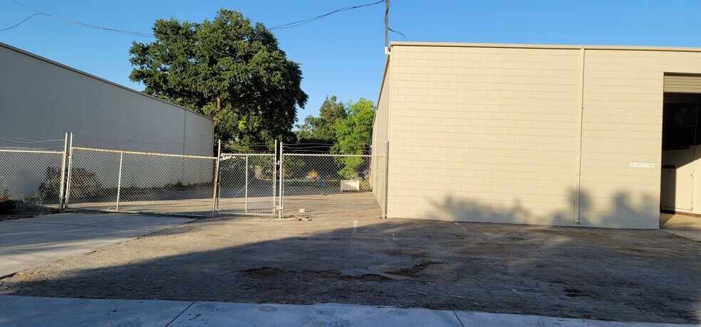 More Photos Of 4652 E Waterloo Rd, Stockton Warehouse For Lease