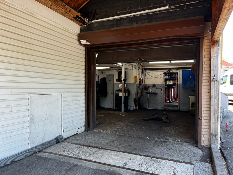 More Photos Of 4585 Amboy Rd, Staten Island Auto Repair For Sale