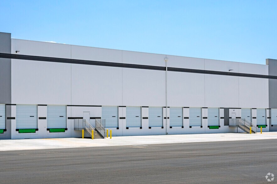 More Photos Of 8115 W Riggin Rd, Visalia Warehouse For Lease