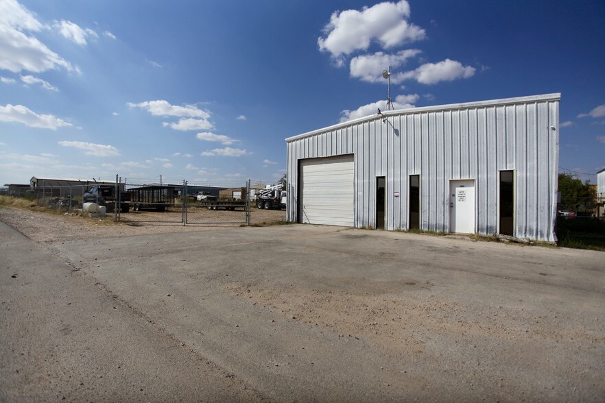 More Photos Of 1609 E Taylor Ave, Midland Warehouse For Sale