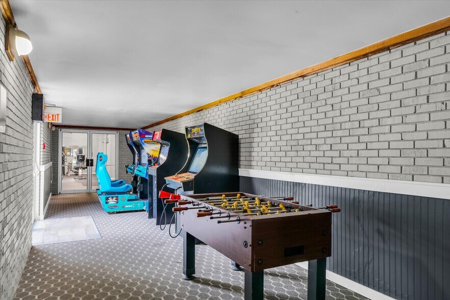 More Photos Of 1907 N Cunningham Ave, Urbana Hotel For Sale
