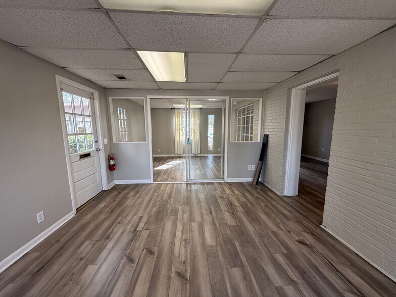 More Photos Of 404 Opelika Rd, Auburn General Retail For Lease