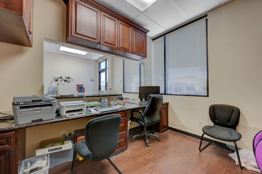 More Photos Of 6284 Spring Mountain Rd, Las Vegas Office For Sale