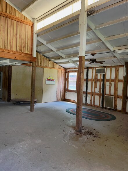 More Photos Of 938 Springdale Dr, Clinton Garden Center For Sale
