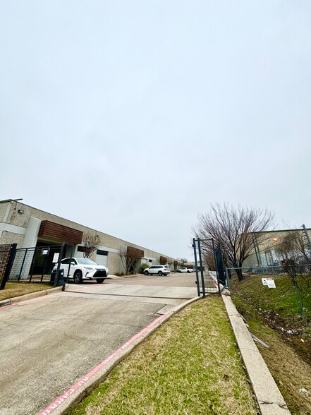 More Photos Of 10606 Shady Trl, Dallas Showroom For Lease