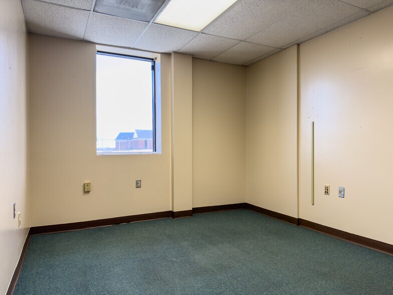 More Photos Of 1679 E State Route 29, Urbana Showroom For Sale