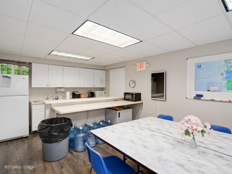 More Photos Of 9631 Gross Point Rd, Skokie Medical For Sale
