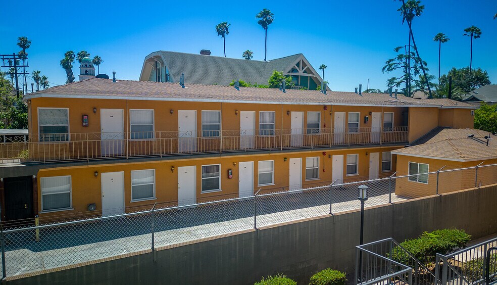 More Photos Of 1930 S Oxford Ave, Los Angeles Apartments For Sale